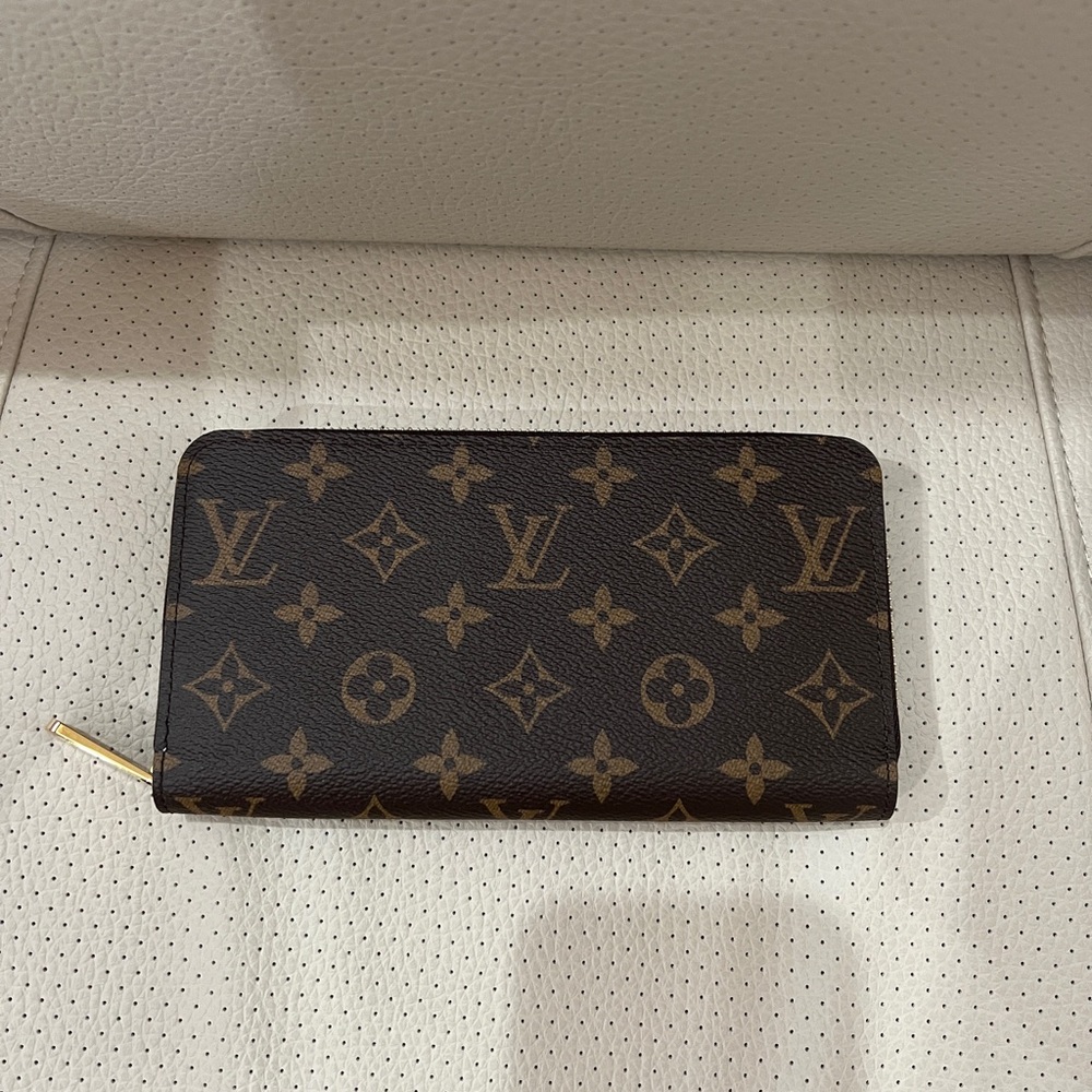 Louis Vuitton Monogram Zippy Wallet